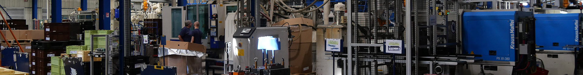 Machine industrielle en production chez Gallez, spécialiste de la bi-injection et des solutions plastique sur mesure, implanté dans les Hauts-de-France