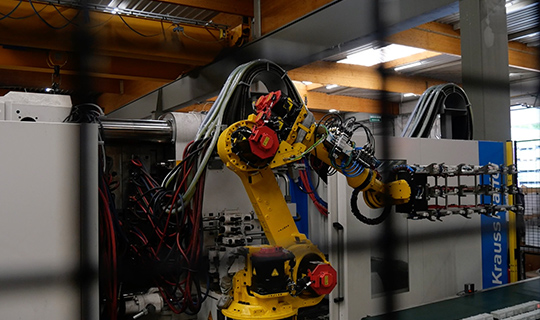 Machine de production en fonctionnement chez Gallez, spécialisée en bi-injection, développant des solutions plastique innovantes pour l’industrie