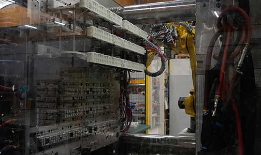 Ligne de production équipée pour la bi-injection chez Gallez, dédiée à la fabrication de solutions plastique sur mesure pour les secteurs exigeants